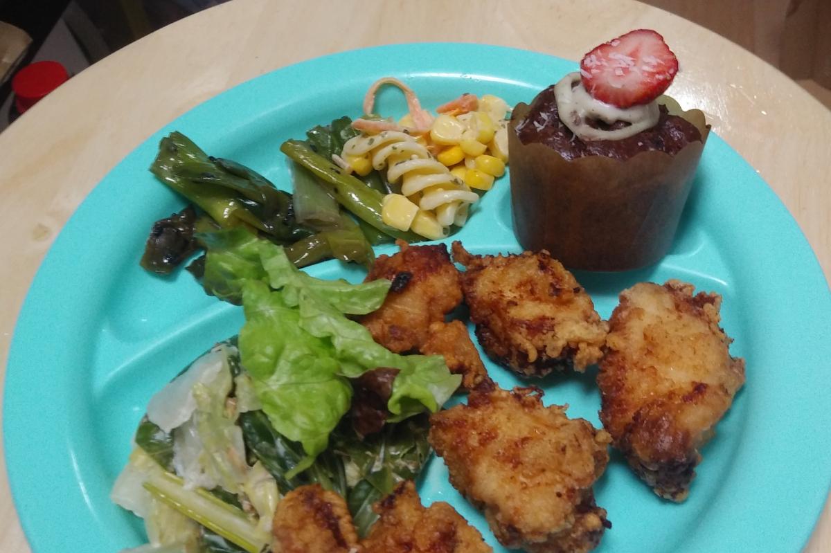 にぎやかな食卓のメインビジュアル