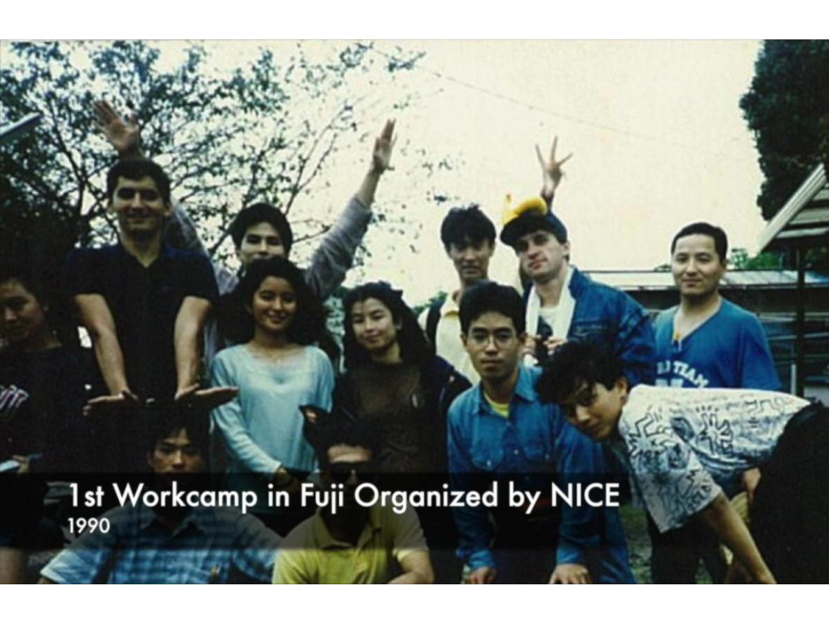 1990年2月4日。寒い寒い夜だったが、新宿のとある居酒屋は熱かった。『NICE立ち上げ秘話』のメインビジュアル