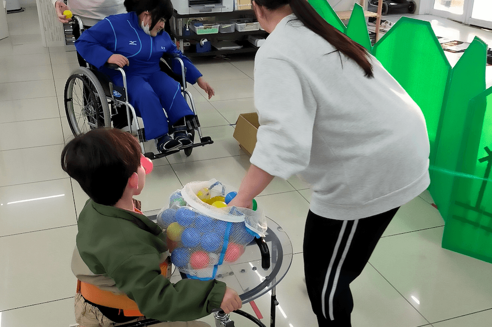 みんなでボール遊び！のメインビジュアル