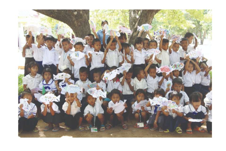 支援の手が届かないカンボジアの過疎農村部の子ども達への出張美術教育活動のメインビジュアル