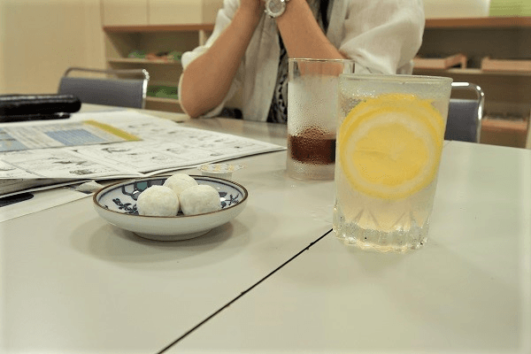 非正規女子のもやもやを語る「もやカフェ」のメインビジュアル