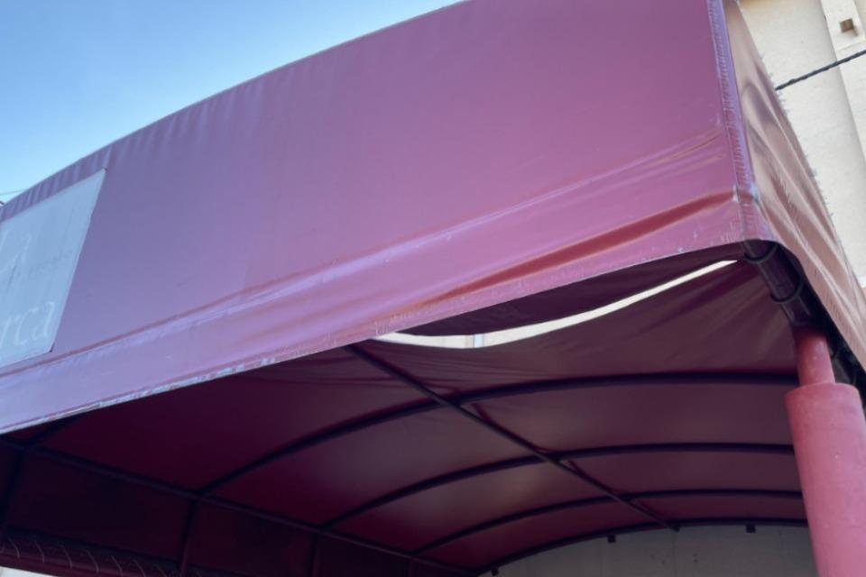 店舗入り口テントの修繕のメインビジュアル