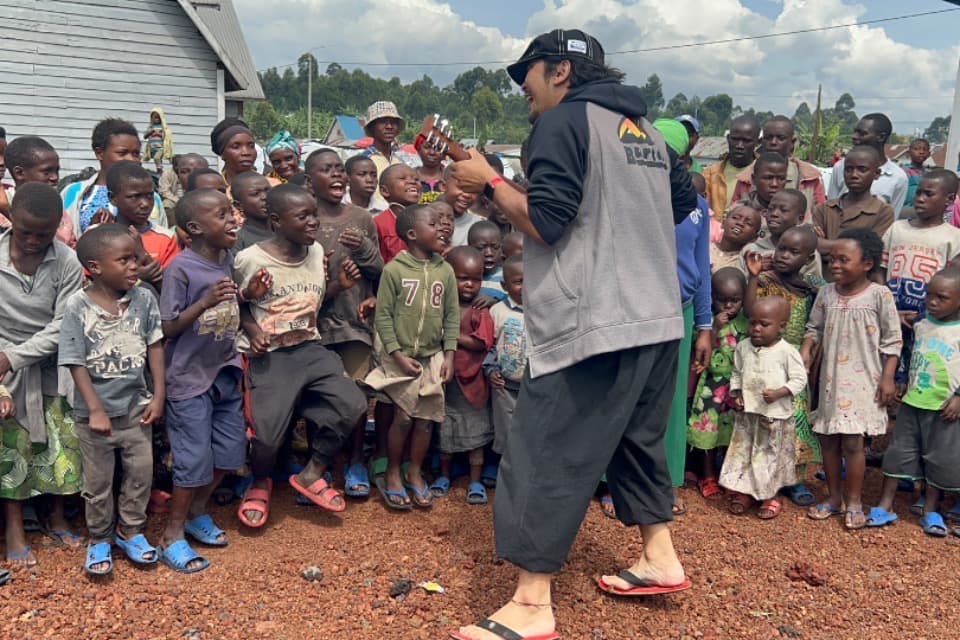 日本の教室と紛争地の教室をつなぐ「難民教室」教育支援プロジェクトのメインビジュアル