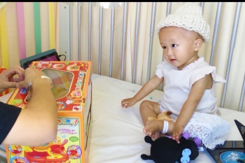 病室に、笑顔を。病気とたたかう子どもたちへ、おもちゃを届けたい。のメインビジュアル