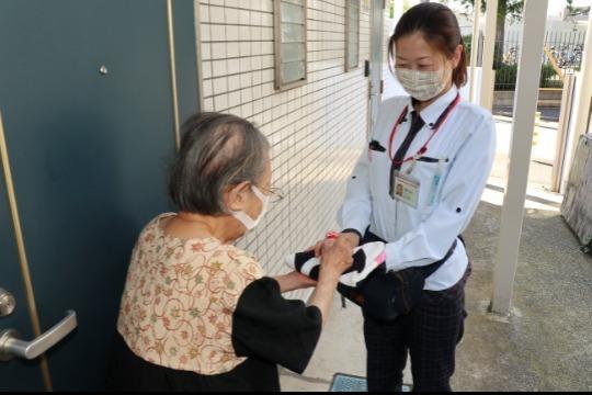 5人の高齢者の見守りの画像