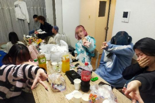 3人の10代にご飯を渡すことが出来ますの画像
