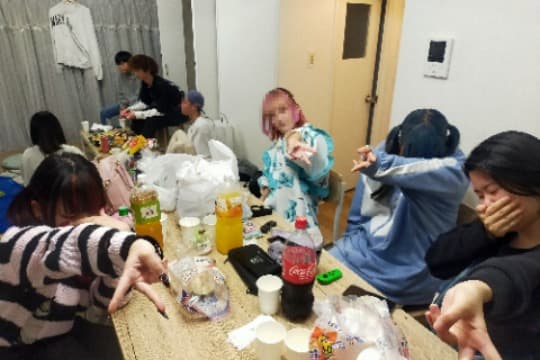 3人の10代にご飯を渡すことが出来ます Image