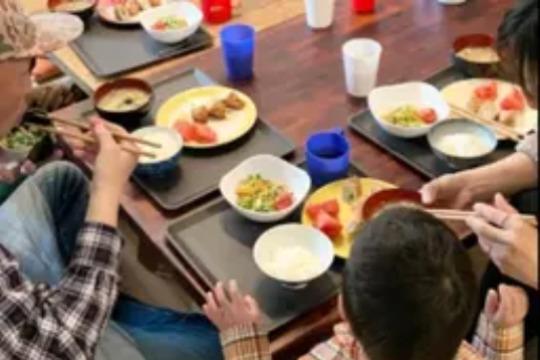 子どもたちに栄養満点の食事を提供するための給食費の画像