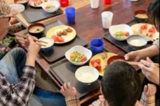 子どもたちに栄養満点の食事を提供するための給食費 Image