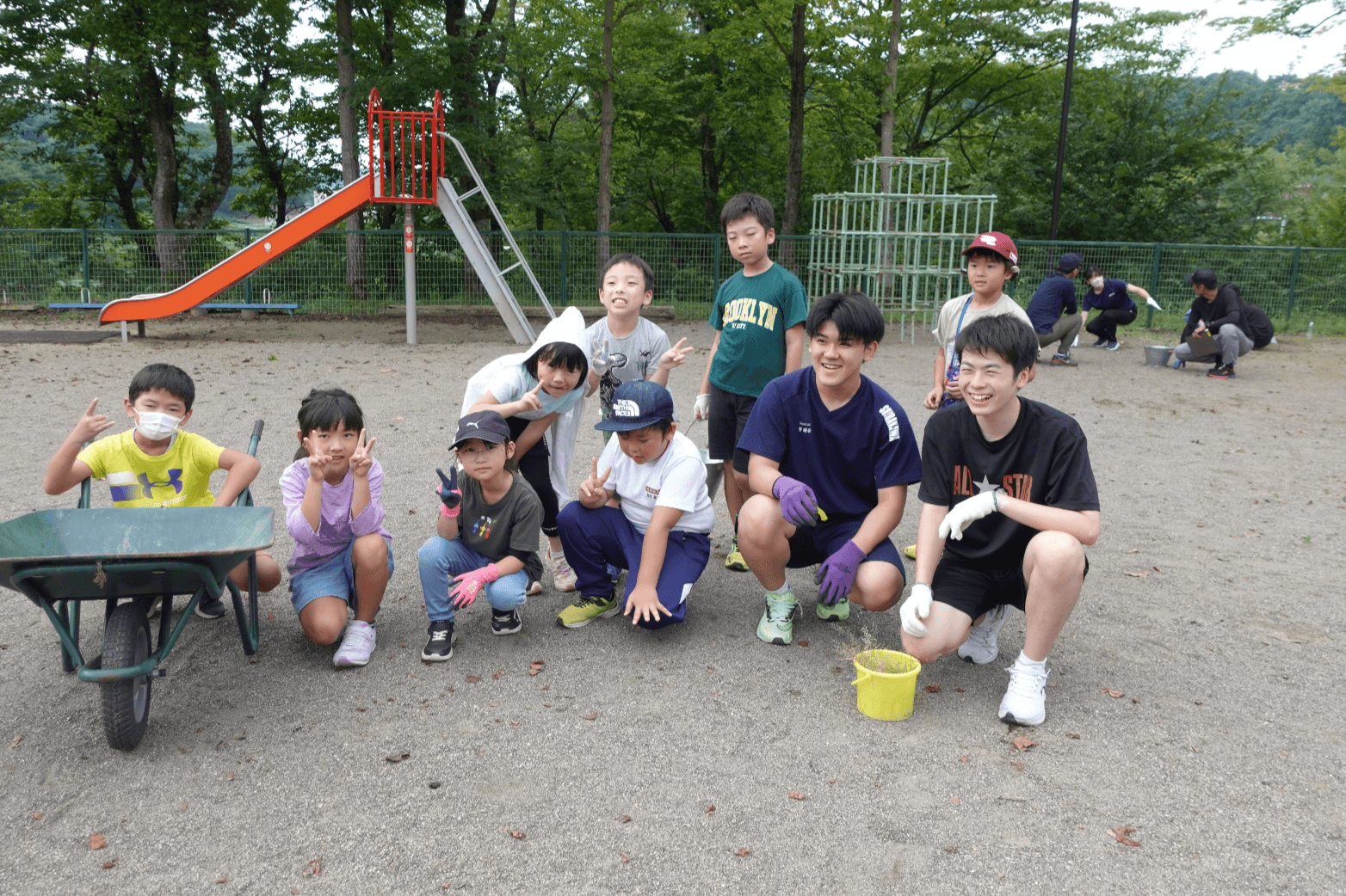 24人の高校生がボランティア保険に加入でき、チームで地域団体での活動に参画することができます。 Image