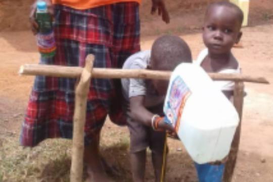 現地へ簡易手洗い装置を2つの家庭に届けることが出来ます。の画像