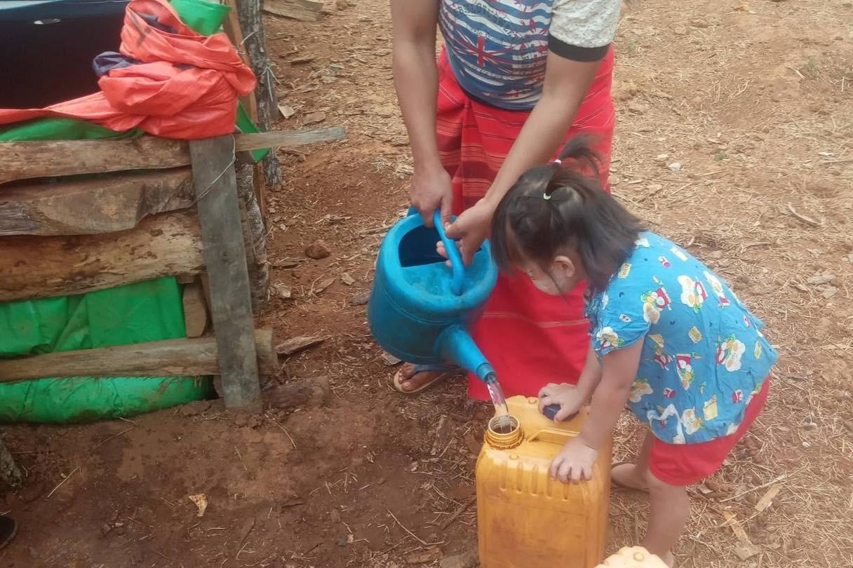 【被災地・国内避難】防空壕の築造、食糧支援、教育支援の画像