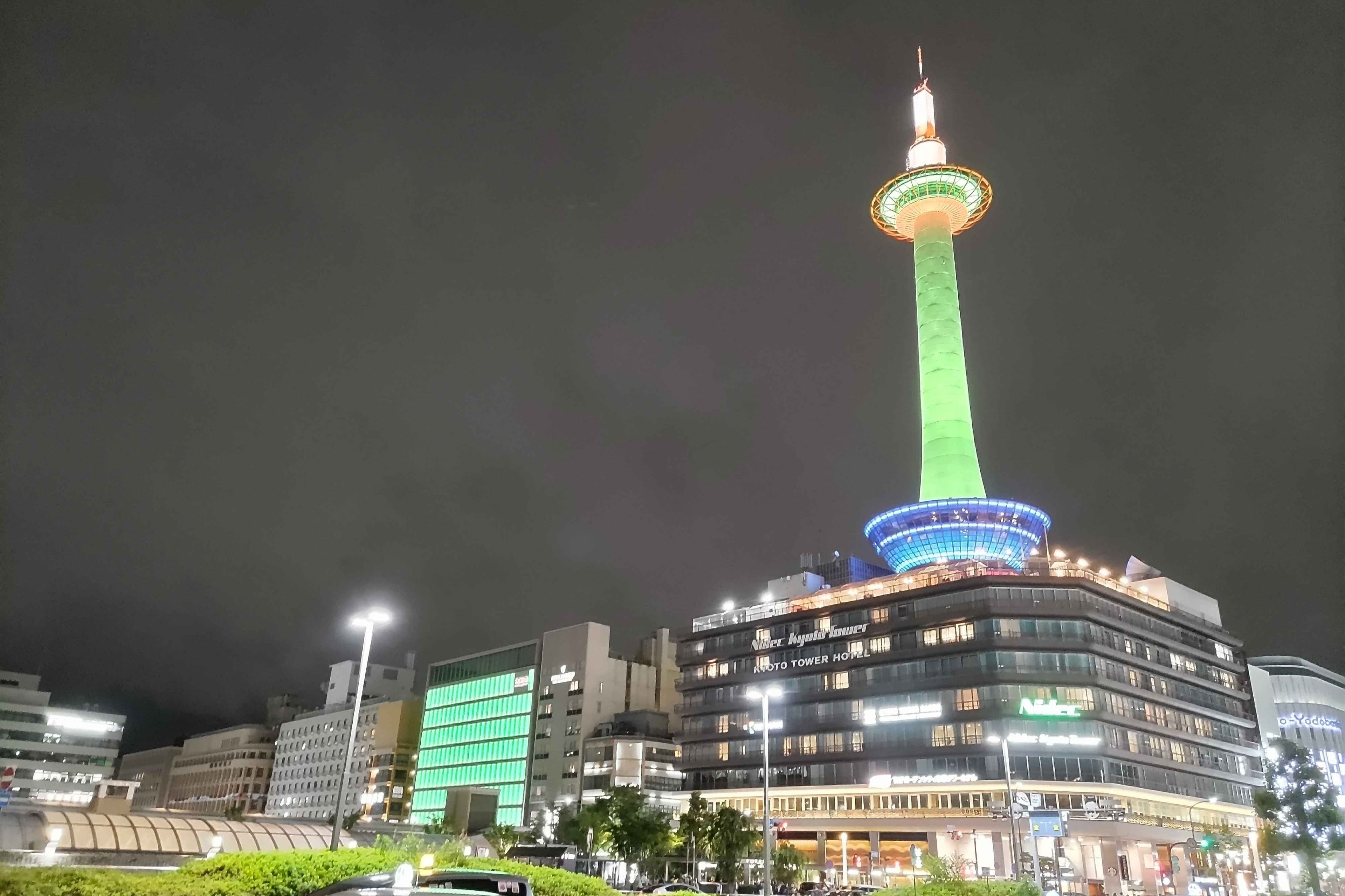 京都タワーイエローグリーンライトアップの画像
