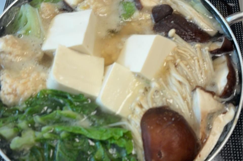 子どもたちとの食事の時間に、一人に温かいものを送るの画像