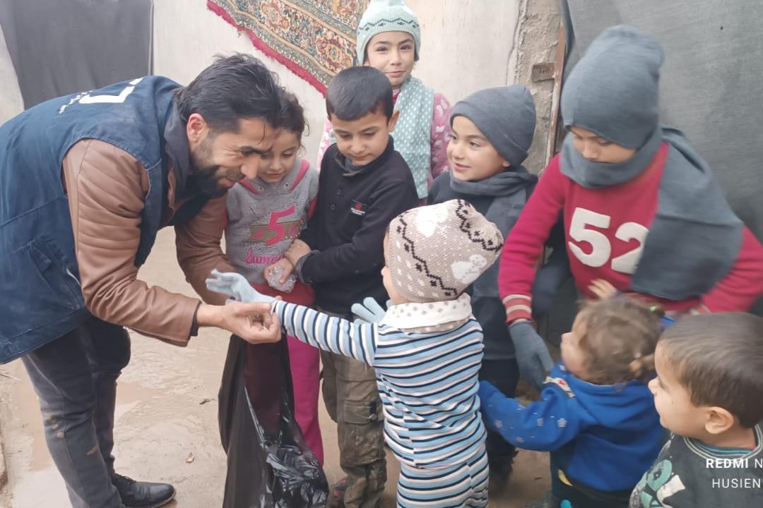 ②緊急人道支援ー(b) 貧困家庭の子どもたちへ防寒具を購入 Image