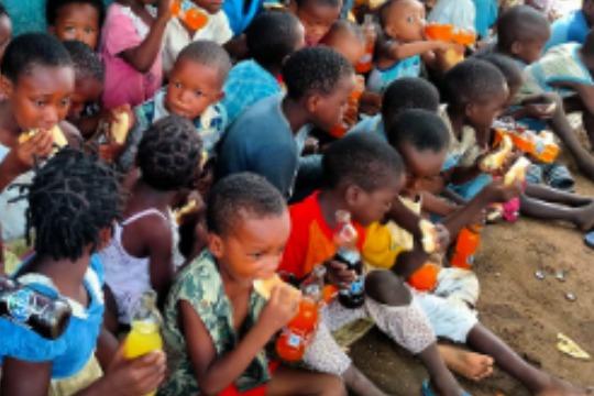 1日のパン代5400円。ほぼ毎朝パン配りで、300人の子どもにその日のパンを配れます。の画像