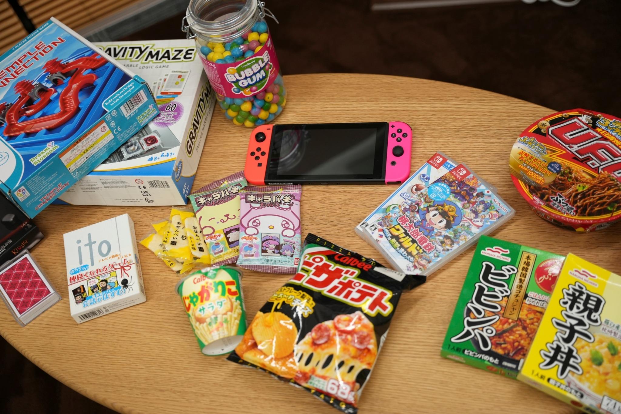 2人の10代にご飯を渡すことが出来ますの画像