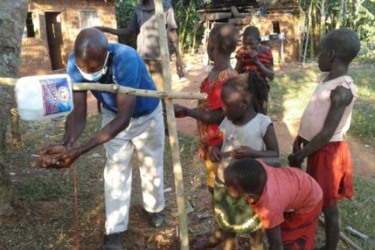 現地へ簡易手洗い装置を2つの家庭に届けることが出来ます。の画像