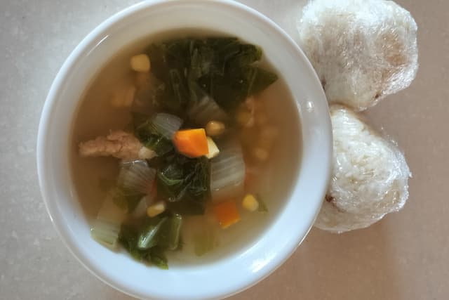 手づくりの軽食(おにぎりと野菜スープ)を1か月分提供する支えになります Image
