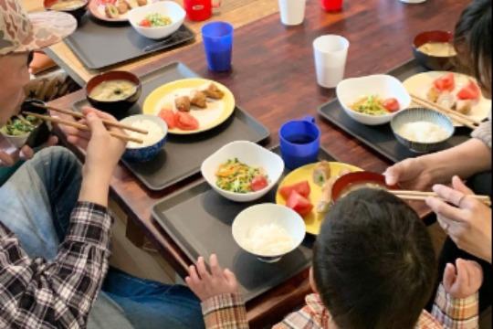 子どもたちに栄養満点の食事を提供するための給食費 Image