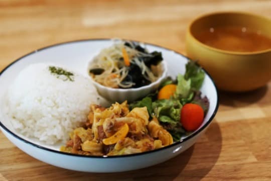 生活用品や食事の提供の画像