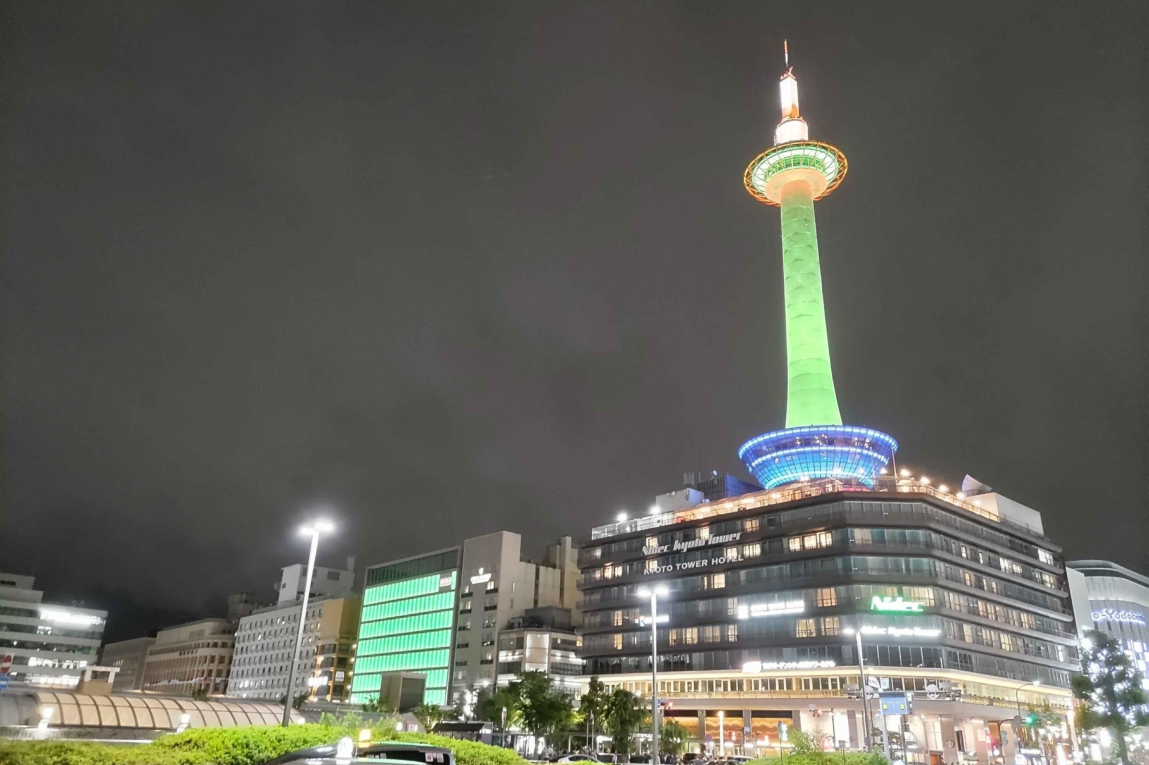 イエローグリーンライトアップの画像