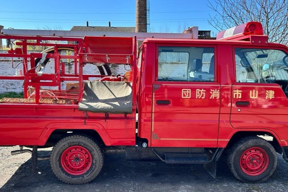 日本の言葉を乗せて走る消防車のメインビジュアル